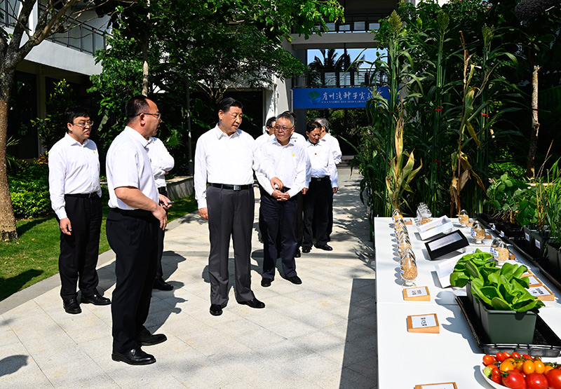 4月10日至13日，中共中央總書(shū)記、國(guó)家主席、中央軍委主席習(xí)近平在海南考察。這是10日下午，習(xí)近平在位于三亞市崖州灣科技城的崖州灣種子實(shí)驗(yàn)室考察。新華社記者 李學(xué)仁 攝