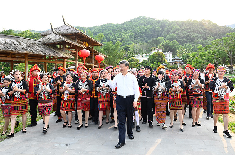 4月10日至13日，中共中央總書(shū)記、國(guó)家主席、中央軍委主席習(xí)近平在海南考察。這是11日下午，習(xí)近平在五指山市水滿(mǎn)鄉(xiāng)毛納村向村民們揮手致意。新華社記者 李學(xué)仁 攝